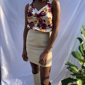 Sleeveless blouse with floral prints